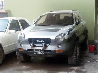 Isuzu VehiCROSS 2002 sporty 2-door crossover vehicle 4WD