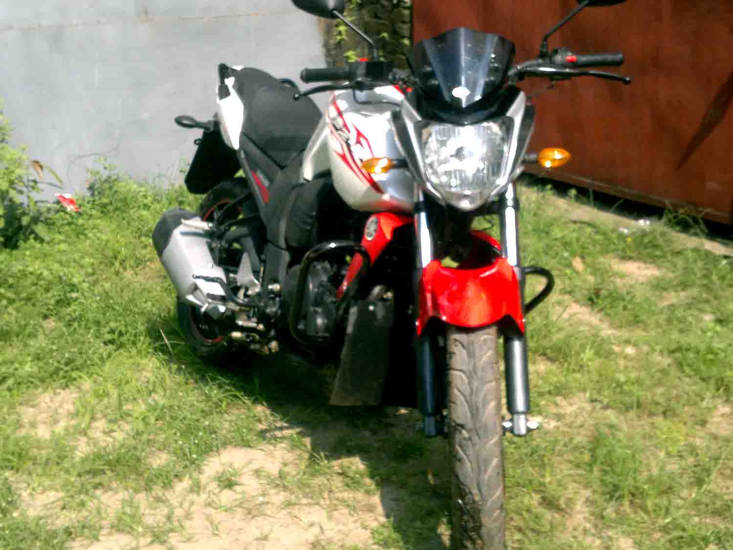 White red YAMAHA FZS for sell large image 0