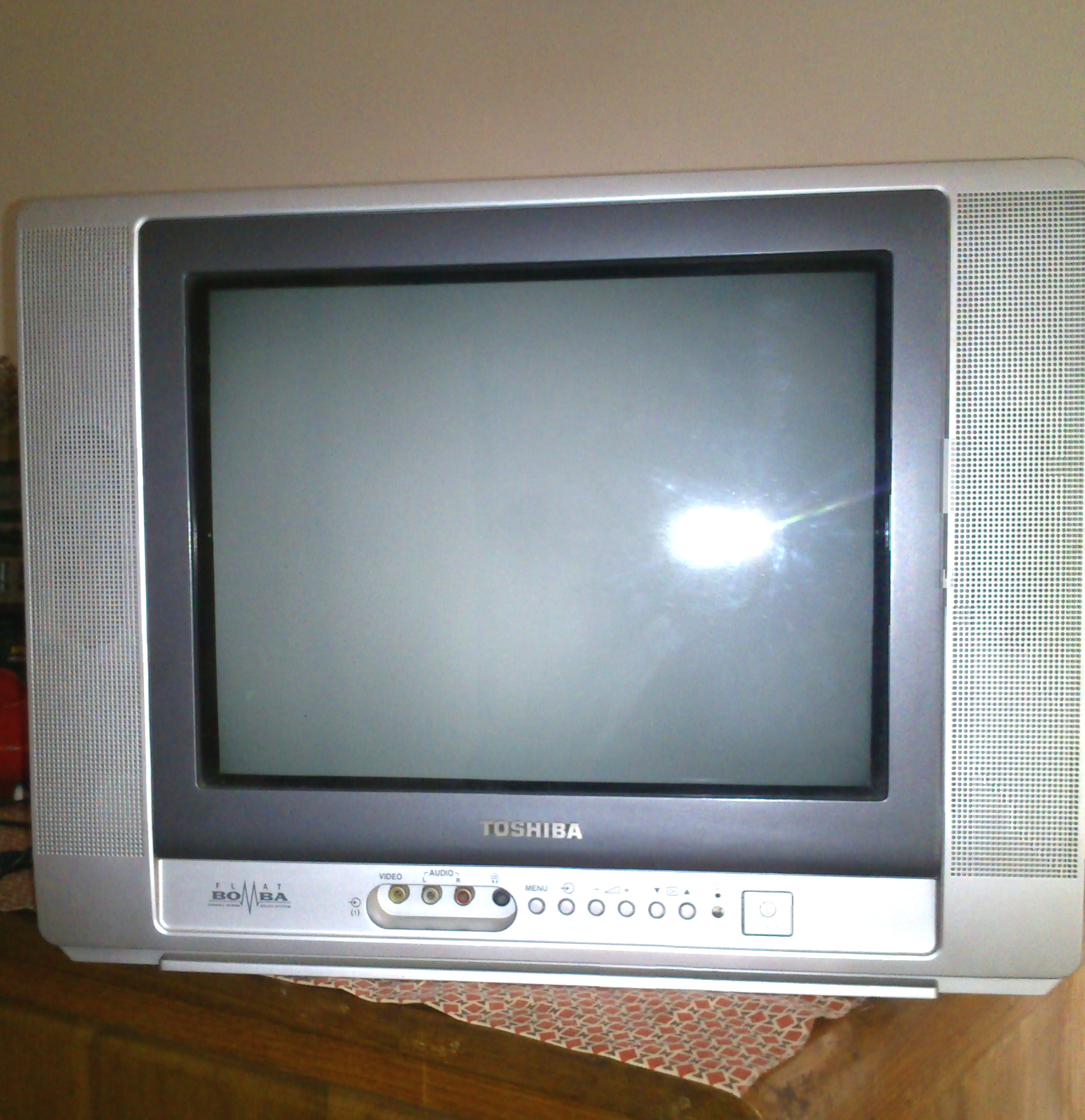 TOSHIBA Original FLAT DYNAMIC BOMBA 15 Color TV large image 0